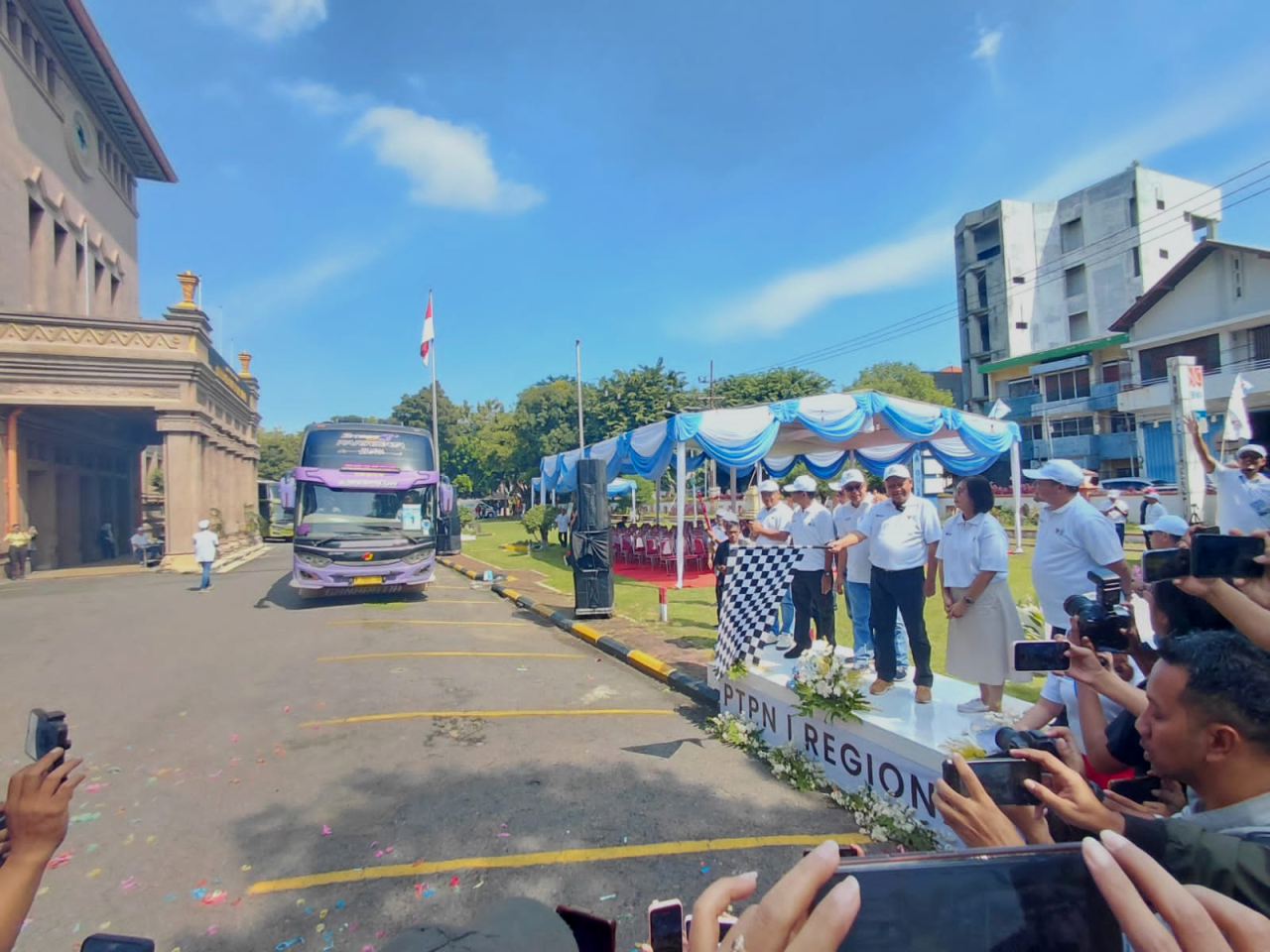 Seremoni pemberangkatan mudik gratis yang digelar PTPN I Regional 5 di Surabaya, Selasa (17/3/2026). Foto : Alvian Yoananta