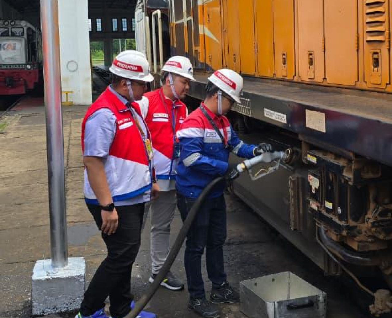 Proses pengisian bahan bakar untuk moda transportasi kereta api. Foto : Pertamina