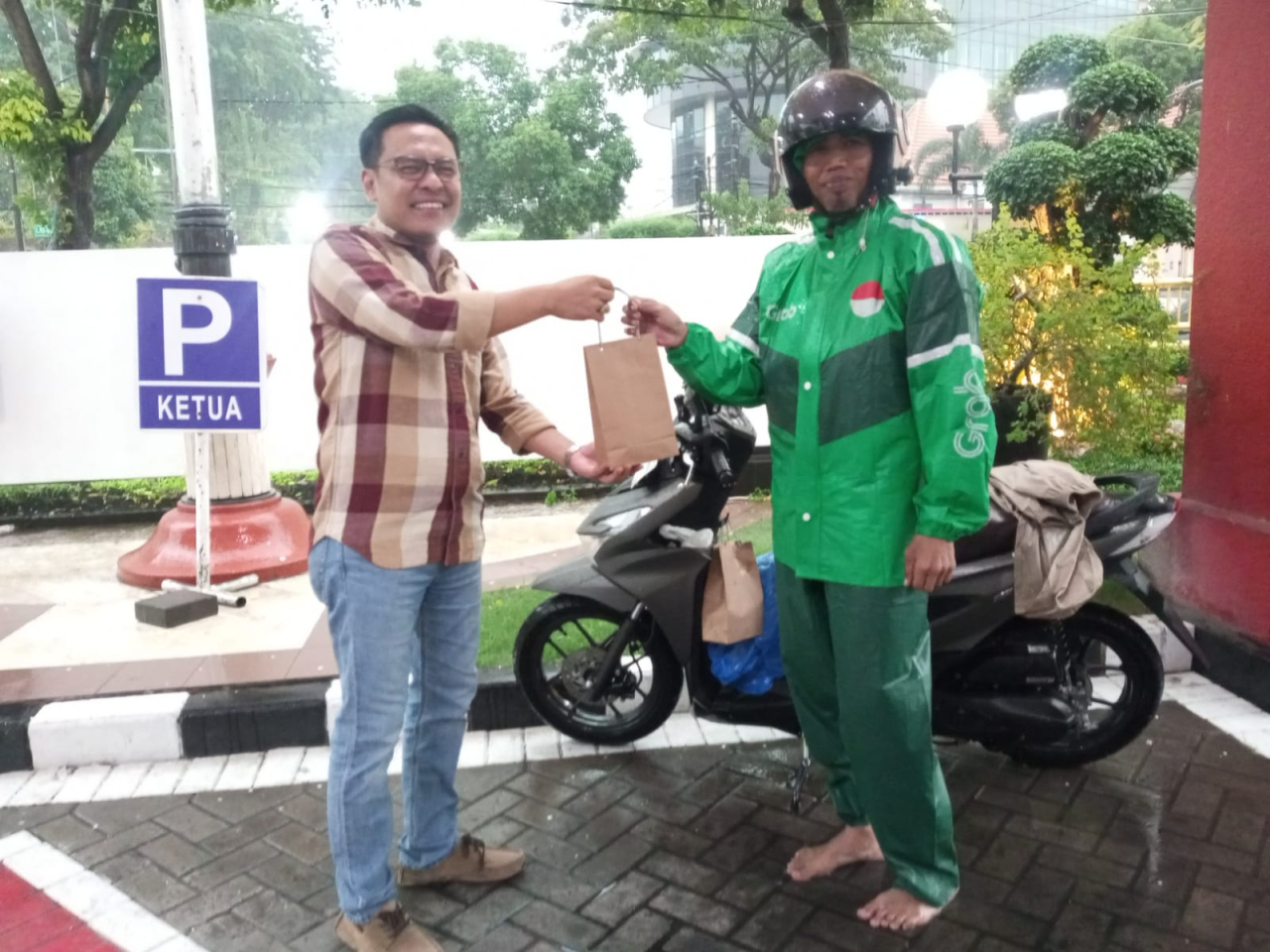 Arif Fathoni, Wakil Ketua DPRD kota Surabaya ikut membagikan takjil kepada pengguna jalan Yos Sudarso Surabaya, ( Foto : Soemadji / Jatimkini.com )