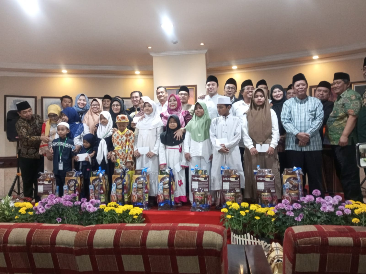 DPRD Kota Surabaya kembali gelar agenda tahunan Buka Bersama dan Santunan Anak Yatim di Lantai dasar gedung DPRD Jalan Yos Sudarso Surabaya( Foto : istimewa )