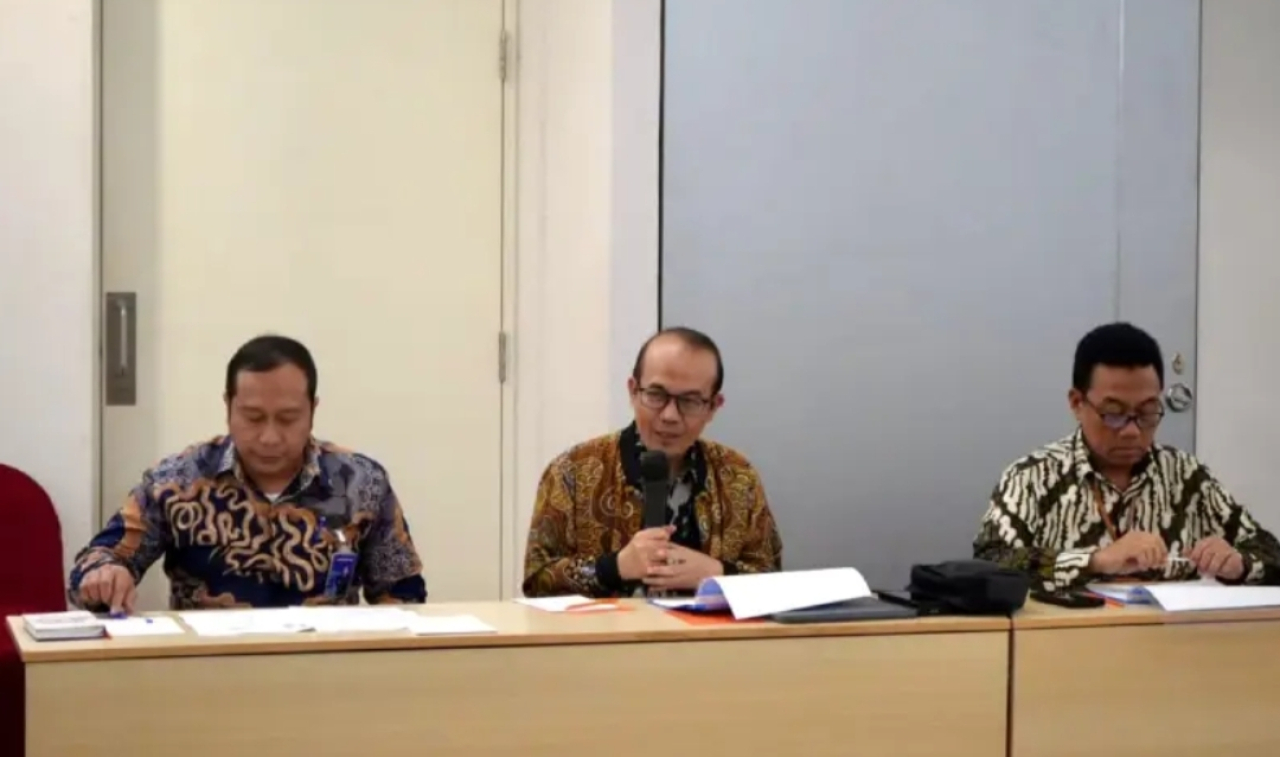 Direktur Utama Bank UMKM Jatim, Irwan Eka Wijaya Arsyad, (tengah) saat memaparkan capaian kinerja positif sepanjang tahun buku 2025 dalam rapat bersama Panitia Khusus (Pansus) BUMD di Malang.