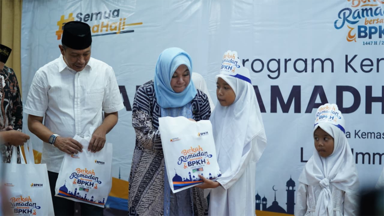 BPKH berbagi membagikan 100 bingkisan kepada anak-anak di Malang sebagai bagian dari program Semarak Ramadan Berbagi. (Foto; dok.BPKH)