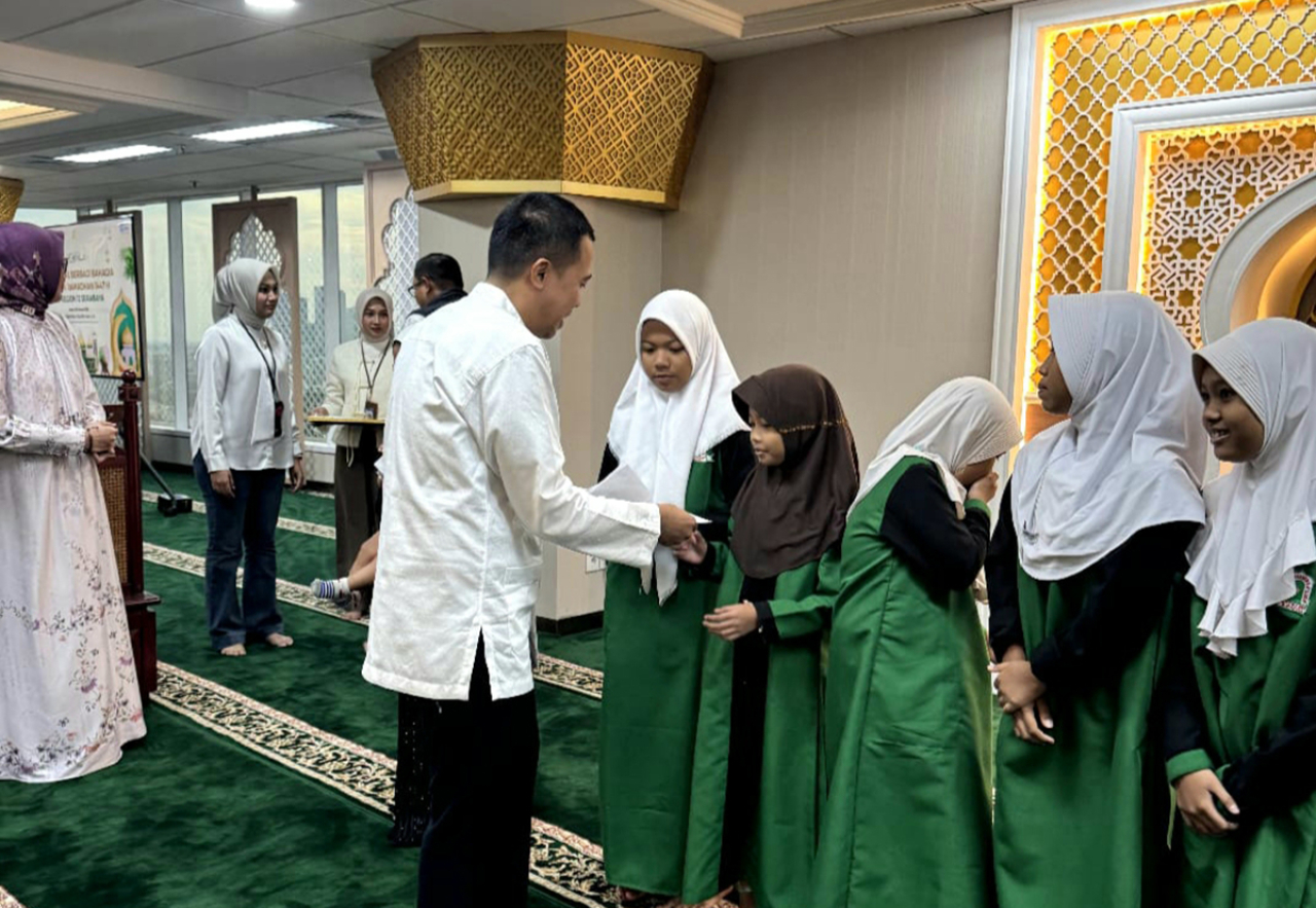 BRI Region 12 Surabaya memberikan santunan kepada sejumlah anak di beberapa panti asuhan dalam kebahagiaan Ramadan. (Foto: dok.BRI Region 12 Surabaya)