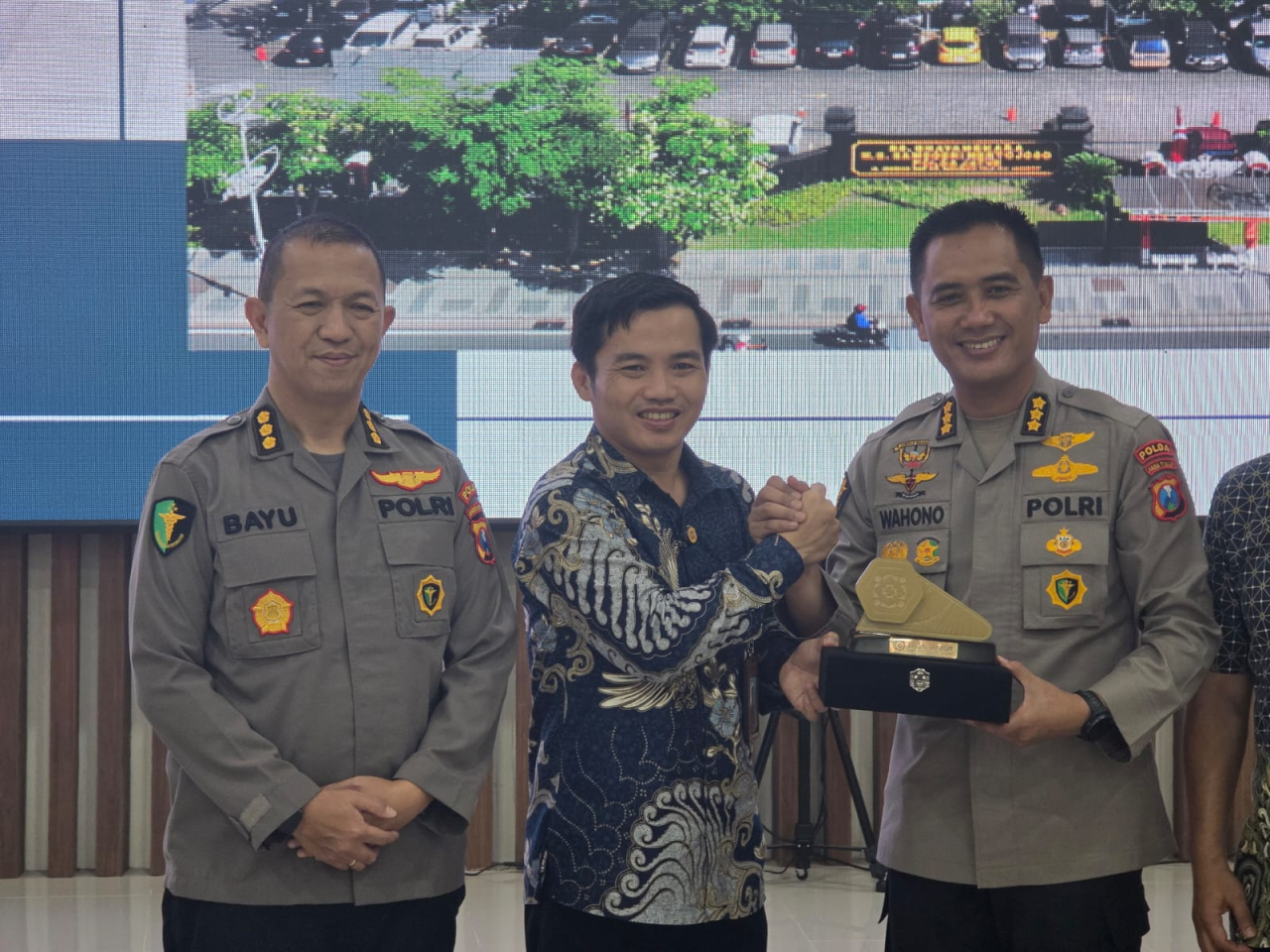Dewan Pengawas BPJS Kesehatan  mengapresiasi  RS Bhayangkara  dalam memberikan pelayanan pasien umum atau asuransi. (Foto Dok : Humas Polda Jatim)