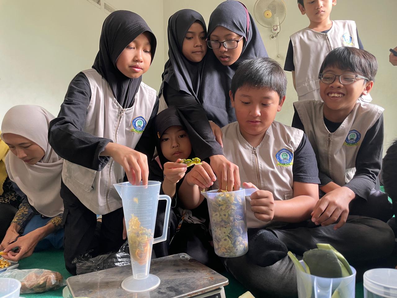Peduli lingkungan setidaknya diajarkan sejak dini, sadar lingkungan tidak datang begitu saja namun ada proses pemahaman tentang lingkungan yanag sehat. (Foto : Dok,  Ecoton)