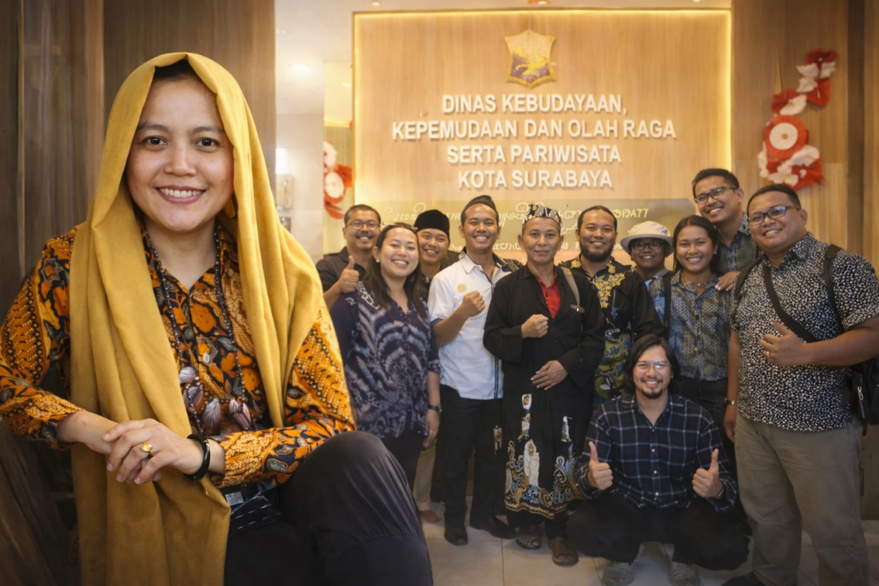 Heti Palestina Yunani (inzet) dipilih oleh 13 pengurus Dewan Kebudayaan Surabaya sebagai ketua. ( Foto : Istimewa )