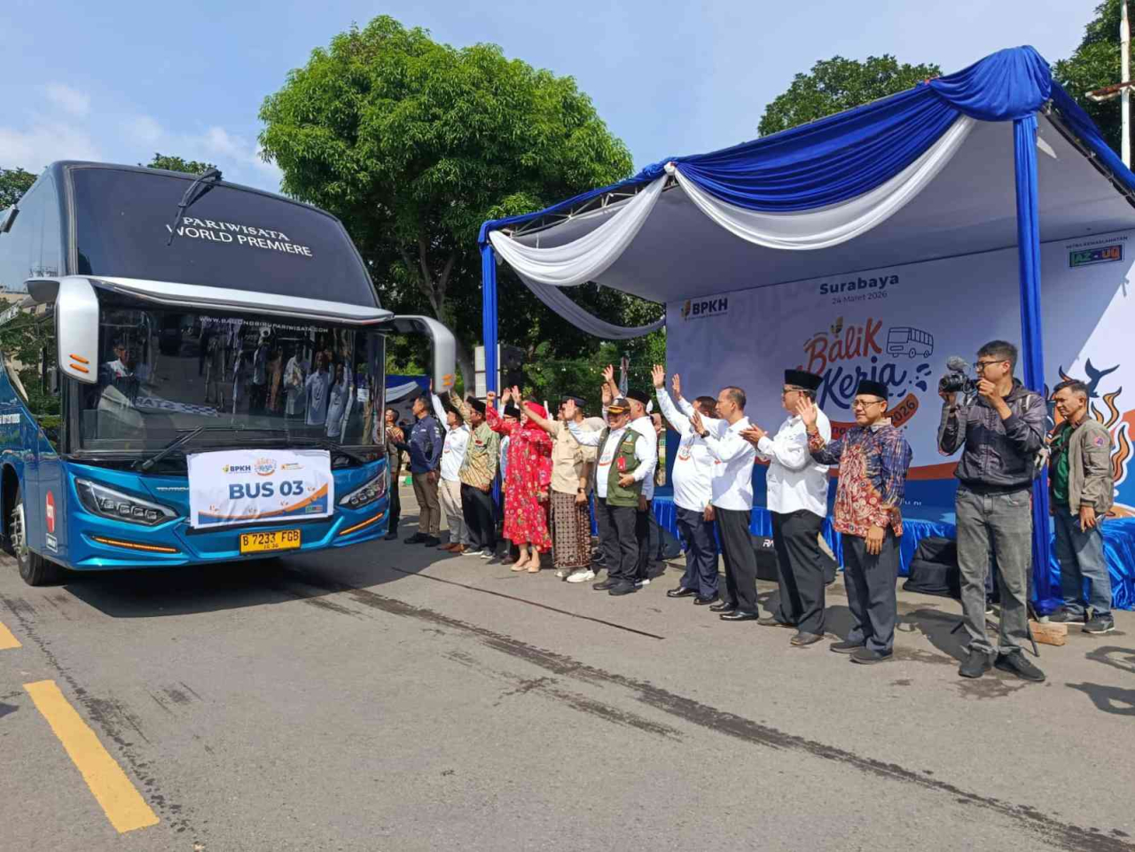 BPKH bersama Kementerian Haji dan Umrah memberangkatkan warga Jatim yang iku program 'Balik Kerja' di Masjid Al Akbar, Surabaya, Selasa 24 Maret 2026.  (Foto: Rochman Arief/jatimkini.com)