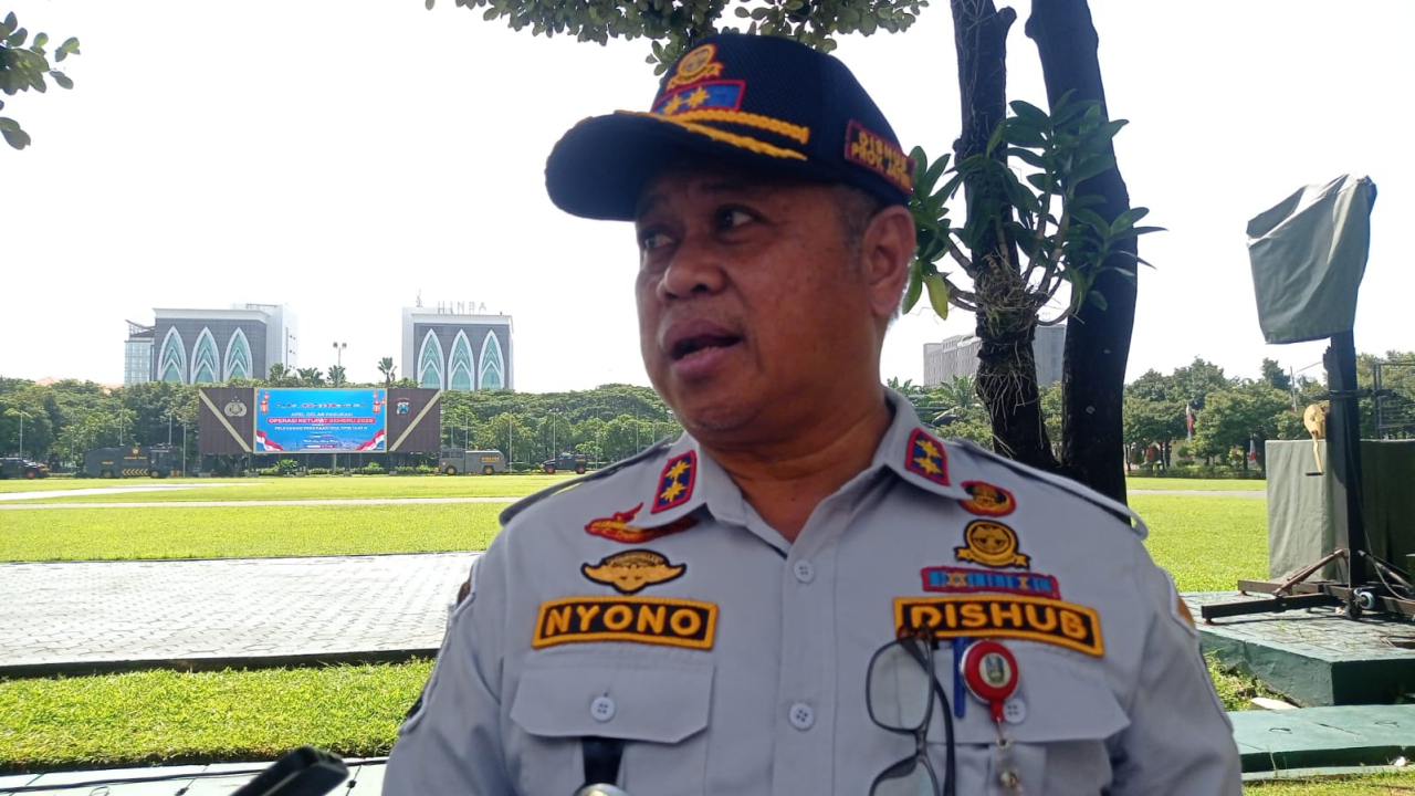 Kepala Dinas Perhubungan Jawa Timur Dr. Ir Nyono menyatakan pelabuhan ketapang Banyuwing ditutup sementara ( Foto : Hamida Soetadji / Jatimkini.com )