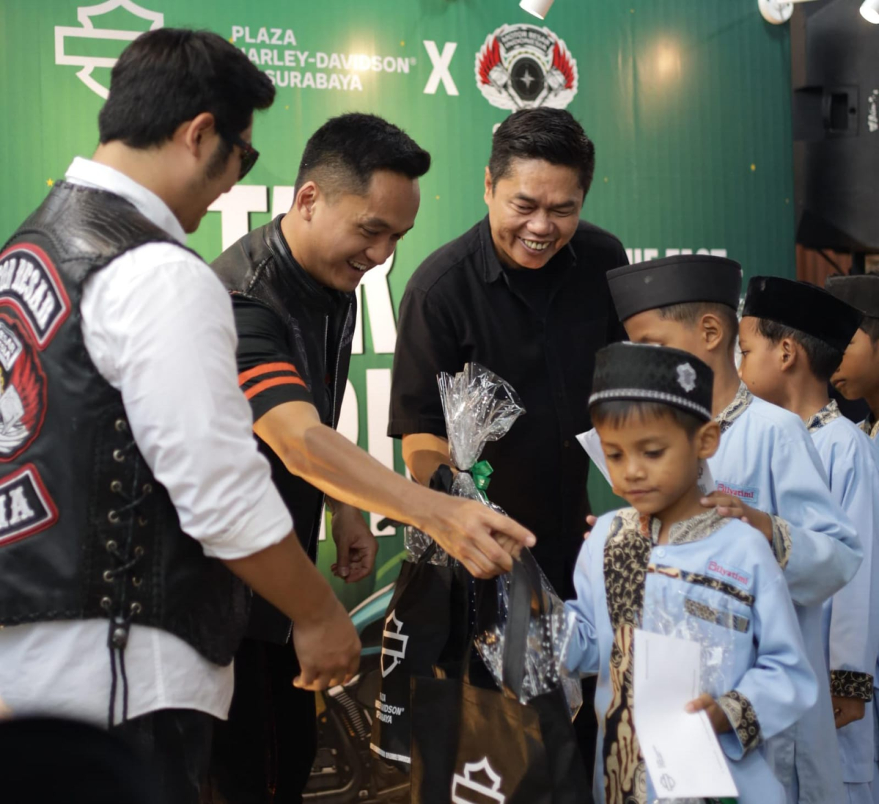 Komunitas Motor Besar Indonesia (MBI) Surabaya membagikan 1000 paket takjil, melalui program “MBI Surabaya Peduli”, MBI juga memberikan santunan kepada 30 anak yatim. ( Foto : Istimewa )