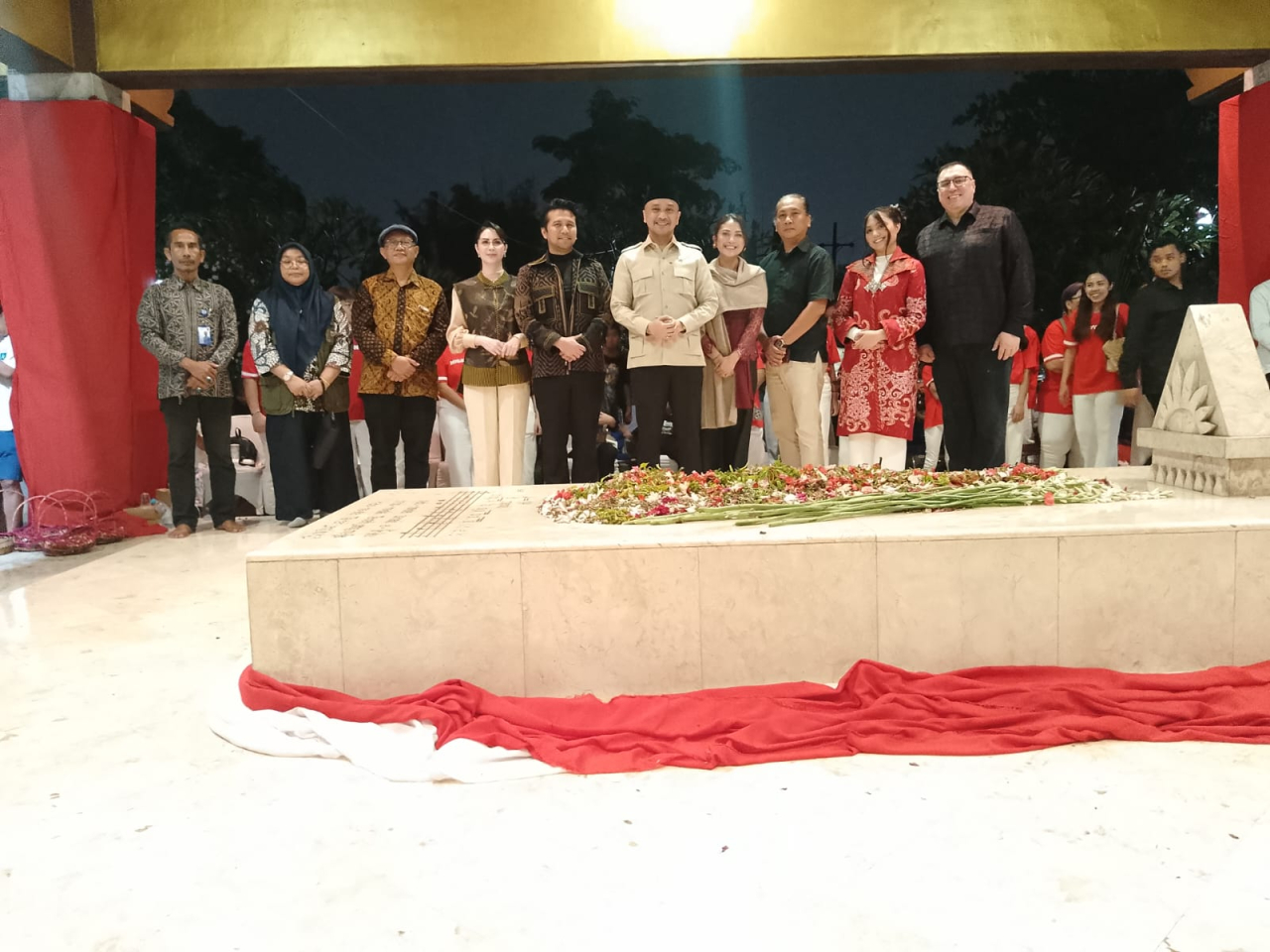 Di tempat peristirahatan terakhir WR Supratman pencipta lagu kebangsaan Indonesia Raya itu, para musisi, pegiat seni, serta pejabat pemerintah berkumpul memperingati Hari Musik Nasional.