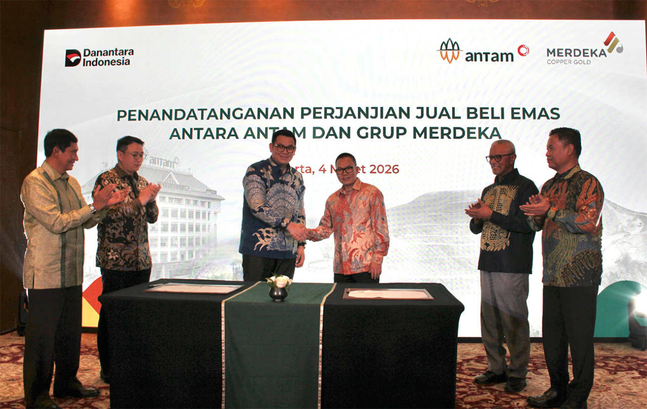 Presiden Direktur Merdeka Copper Gold, Albert Saputro dan Direktur Komersial Antam, Handi Sutanto usai melakukan kerja sama penyerapan emas. (Foto: dok.MCG)
