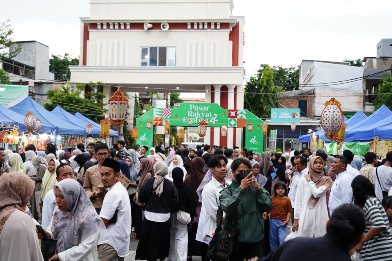 Ratusan warga berinteraksi menghadiri Pasar Rakyat Ramadan EcoFest di lapangan parkir Umsura, (Kamis 5/3/2026). (Foto: dok.Umsura)