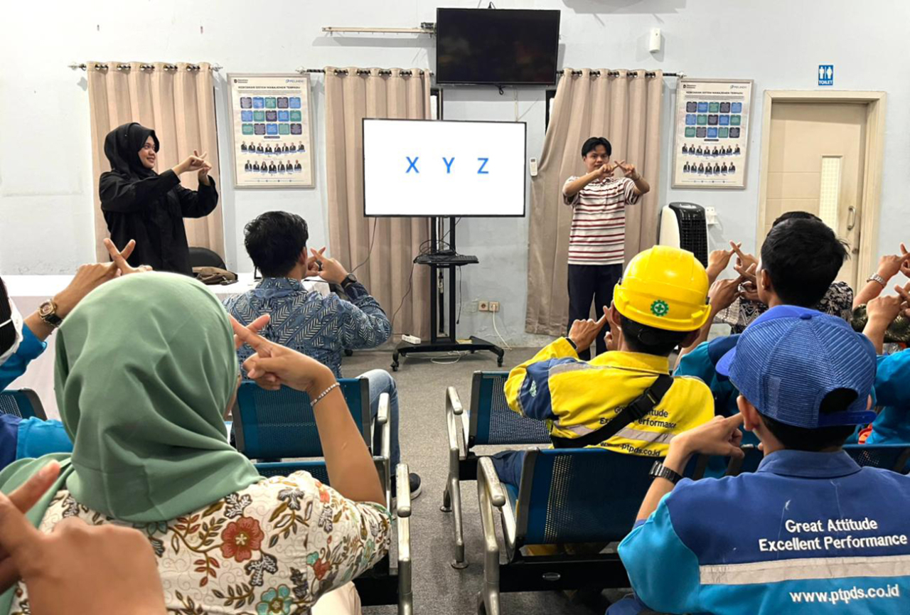 PDS memberi pelatihan dasar bahasa isyarat kepada petugas frontliner untuk memberi layanan yang lebih inklusif. (Foto: dok.PDS)