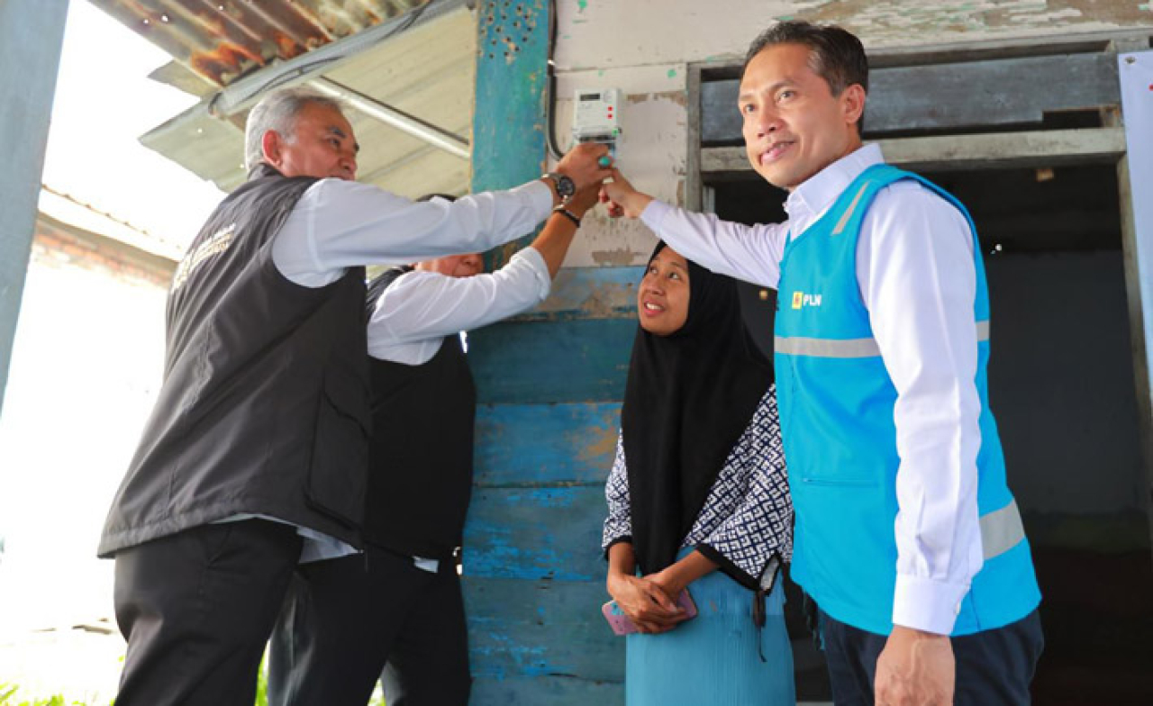 General Manager PLN Unit Induk Distribusi (UID) Jawa Timur Ahmad Mustaqir (kanan) saat penyalaan sambungan listrik baru bagi warga pra sejahtera dalam program Light Up The Dream.