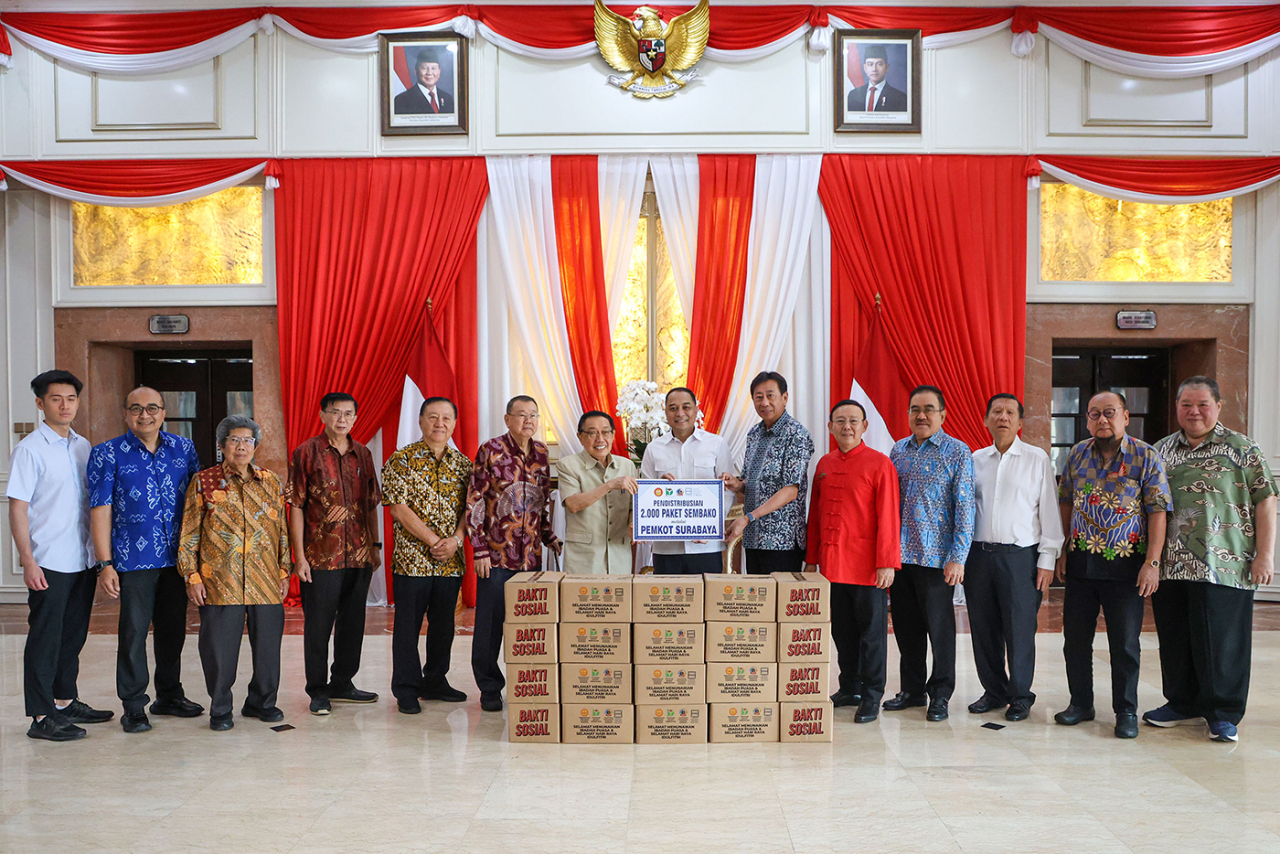 Wali Kota Surabaya, Eri Cahyadi menerima paket bantuan dari sejumlah pengusaha Surabaya. (foto: Kominfo Pemkot Surabaya)