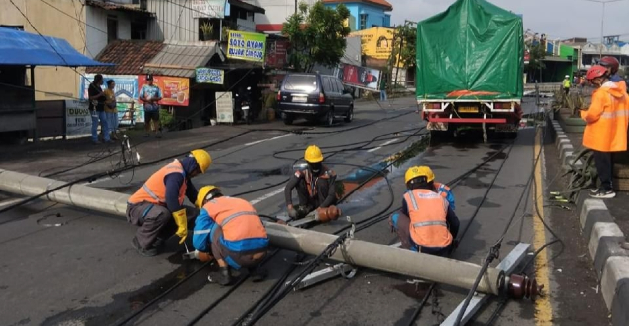 Personel diterjunkan untuk mengamankan tiang dan jaringan listrik terdampak.