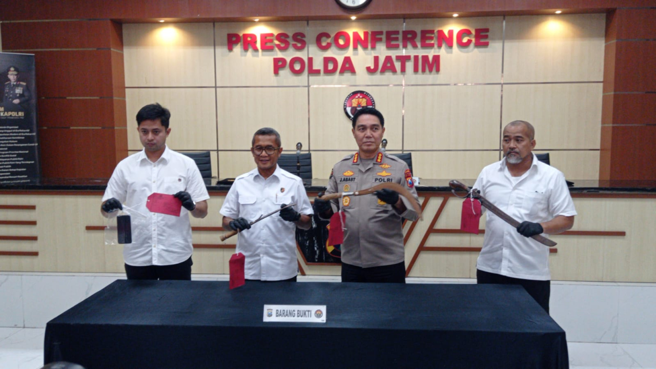 Barang bukti pemerasan tiga golok disita tim jatanras Polda Jatim. (Foto : Hamida Soetadji / Jatimkini.com )