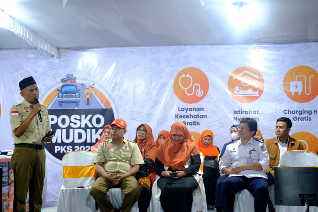 Ketua DPW PKS Jatim, Bagus Prasetia Lelana (kiri) di sela launching Posko Mudik. (Foto: Ist)