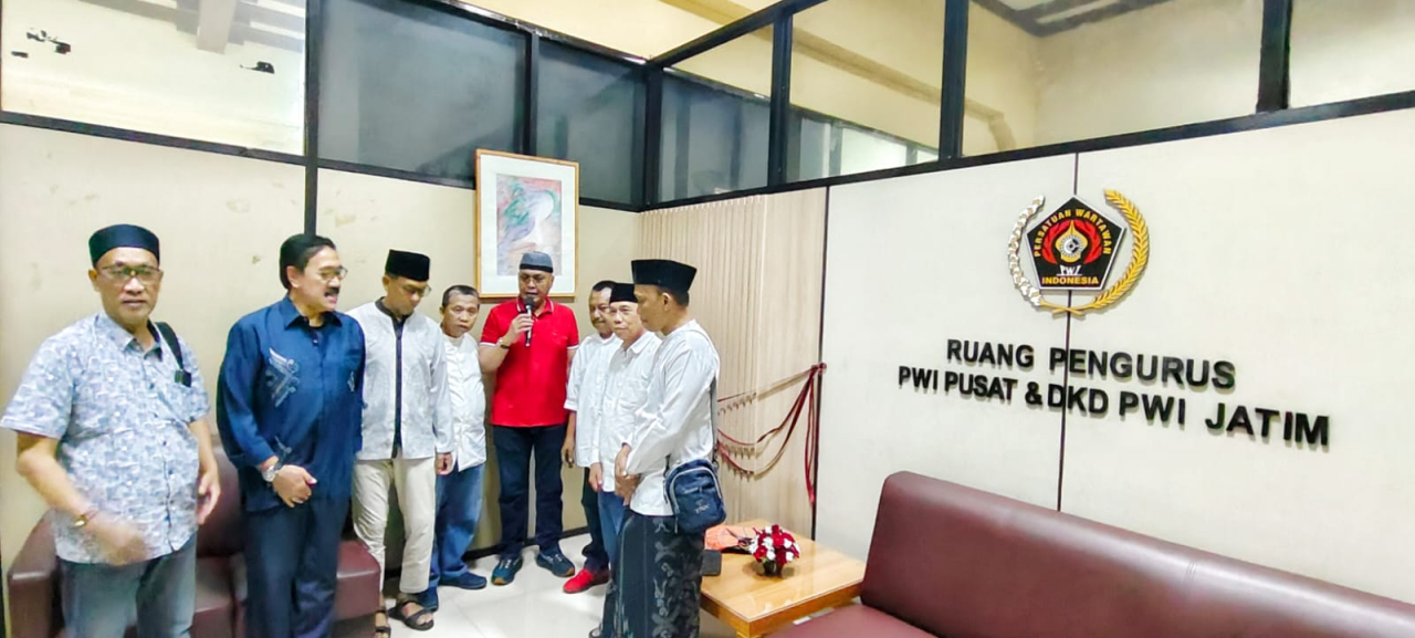 Ketua Umum PWI Pusat, H. Akhmad Munir resmikan penggunaan ruang pengurus PWI Pusat dan Dewan Kehormatan (DK) PWI Jatim di Gedung PWI Jawa Timur ( Foto : Adi Cahyono / Jatimkini.com )