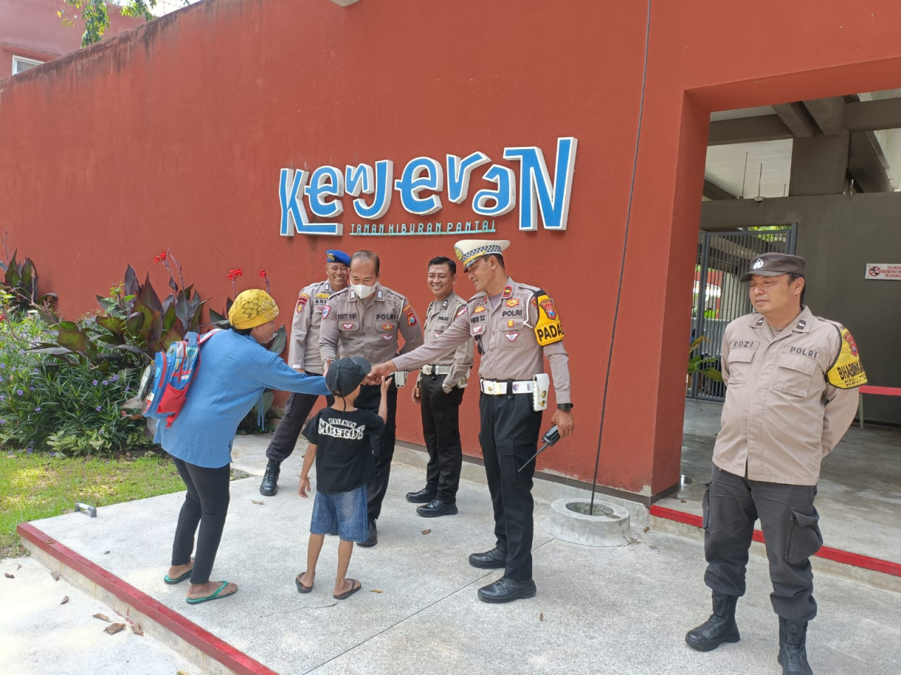 Jajaran Polres Pelabuhan Tanjung Perak lakukan pengamanan di lokasi wisata Pantai Kenjeran Surabaya. ( Foto : Istimewa )