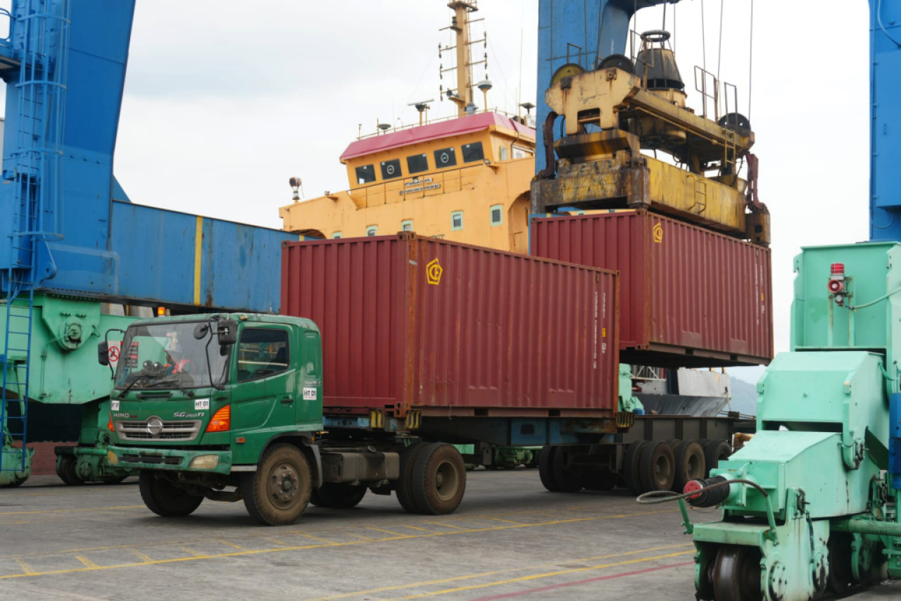 Aktivitas bongkar muat petikemas di TPK Ternate. Foto : Pelindo