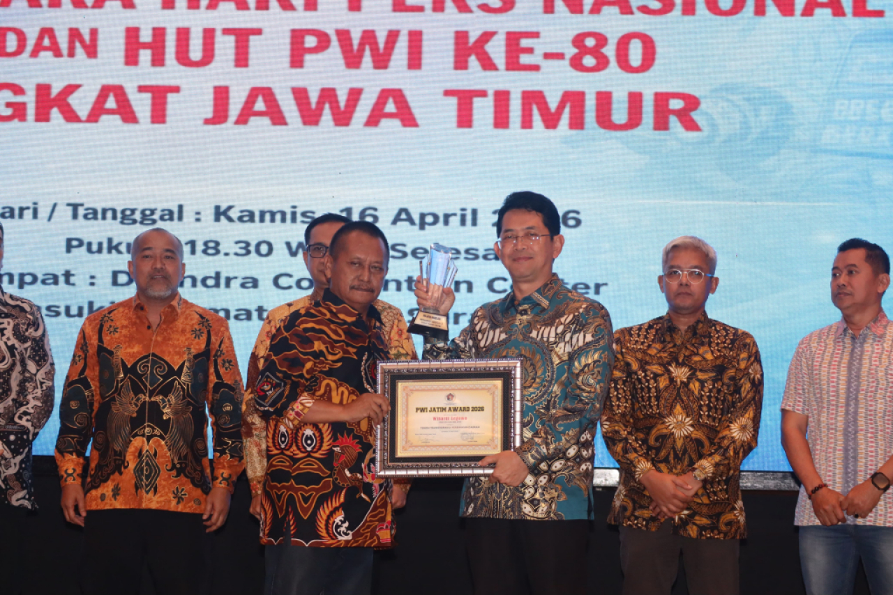 Dirut Bank Jatim Winardi Legowo menerima penghargaan dari PWI Jatim. Foto : Bank Jatim