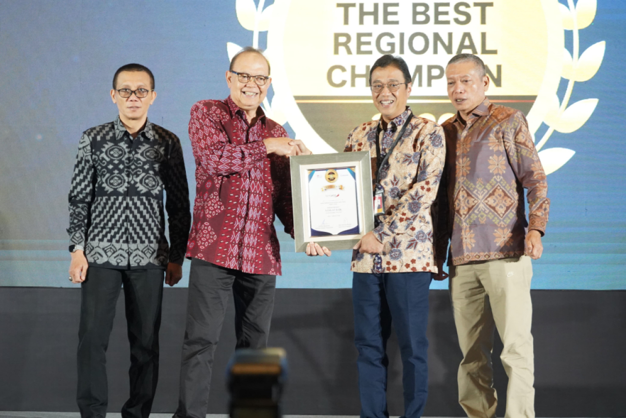 Direksi Bank Jatim saat menerima penghargaan The Asian Post Regional Champion Forum & Appreciation 2026. Foto : Bank Jatim