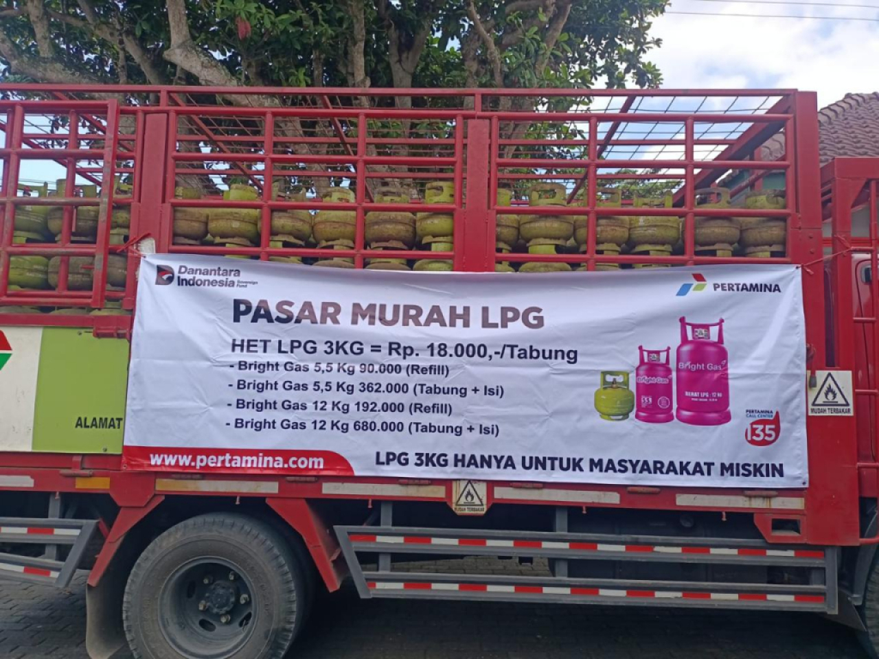 Pertamina Patra Niaga menggelar pasar murah LPG 3kg di Jember. Foto : Pertamina