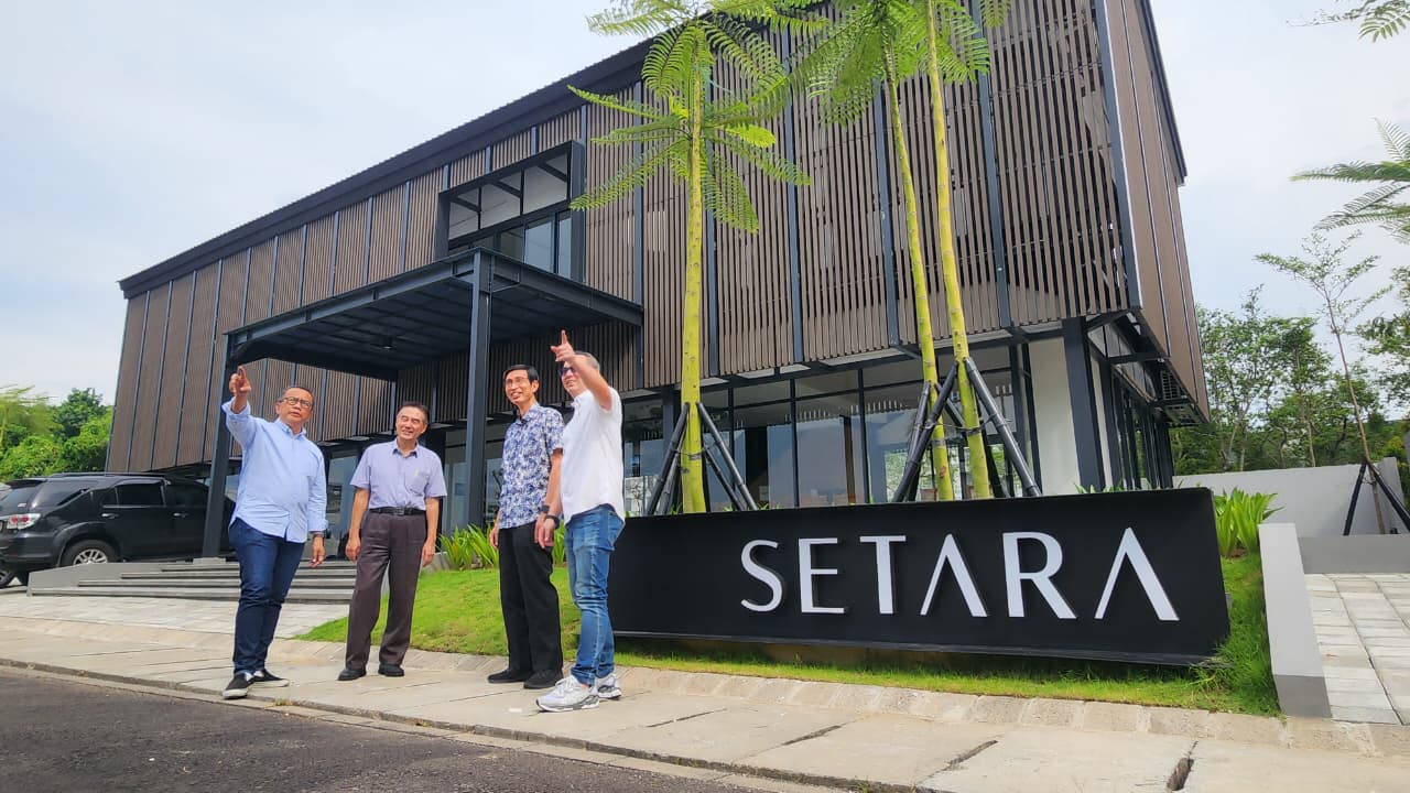 Jajaran Direksi Intiland dan GAS berbincang di depan bagunan Setara Community Center - Amesta Living Surabaya Timur. Foto : Peni Widarti