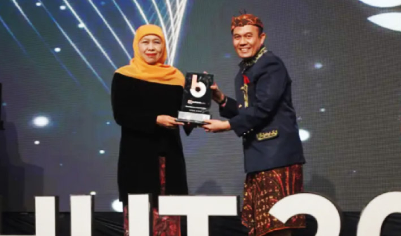 Gubernur Jawa Timur Khofifah Indar Parawansa menyerahkan penghargaan Beritajatim Award 2026 kepada Direktur Utama Bank UMKM Jatim Irwan Eka Wijaya Arsyad di Ballroom Grand City Convex Surabaya.