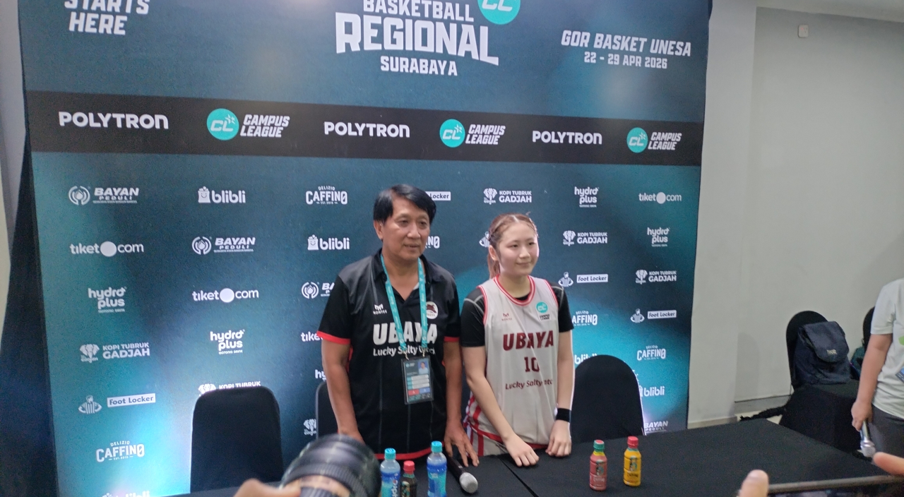 Coach Wellyanto Pribadi dan Kapten Tim Basket Universitas Surabaya Mayviana Lysandra Tandiono saat sesi post match interview Campus League 2026 di GOR Unesa, pada Selasa (28/4).