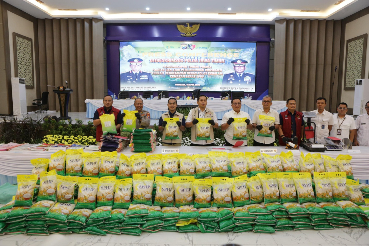 Barang bukti penipuan beras bersubsidi dengan mengurangi berat beras setengah kilogram, yang seharusnya 5 kg menjadi 4,5 kg.  (Foto : Hamida Soetadji / Jatimkini.com )