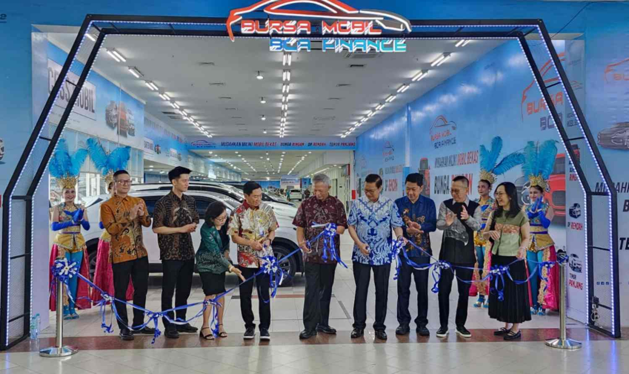 Peresmian Bursa MObil BCA Finance di Maspion Square Surabaya. Foto : Peni Widarti