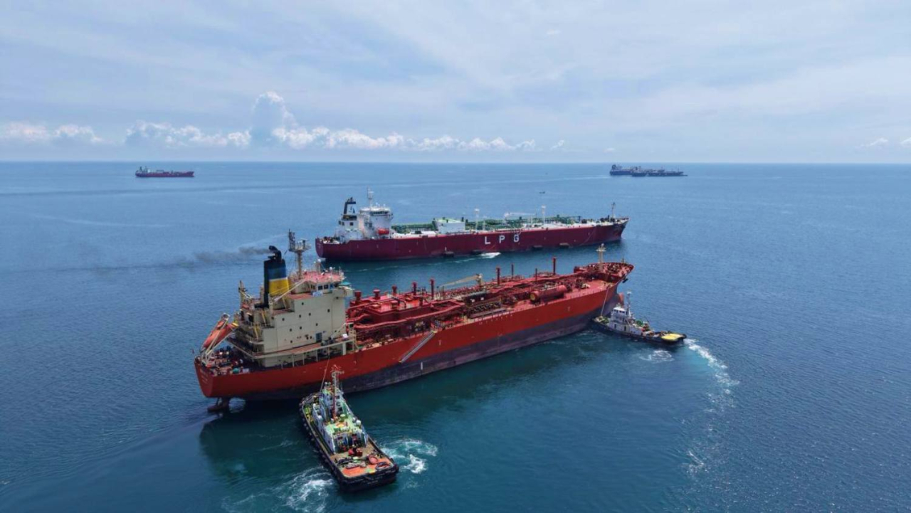 optimalisasi sarana terintegrasi, mulai dari ketersediaan kapal untuk distribusi laut, skid tank untuk distribusi darat, serta peningkatan pengawasan di SPPBE dan pangkalan resmi.  FOTO : Pertamina