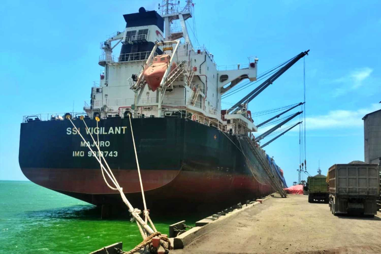 Kapal kargo bermuatan klinker di dermaga Terminal Khusus (Tersus) SIG di Tuban Jatim. Foto : SIG