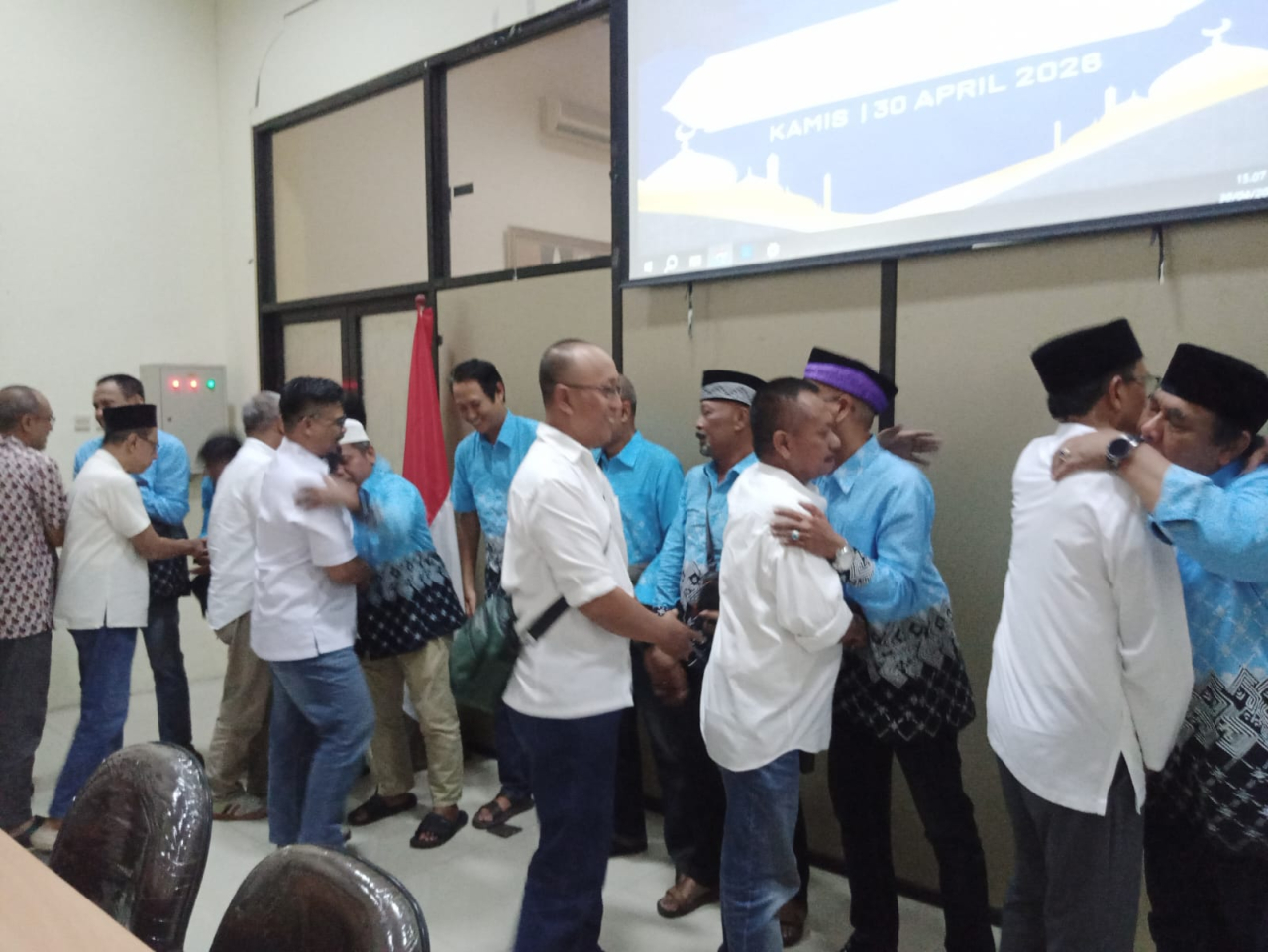 ‎Ketua PWI Jawa Timur Lutfil Hakim dan pengurus resmi melapas rombongan  wartawan Jatim  dalam menjalan ibadah haji 2026 ( Foto : Adi Cahyono/ Jatimkini.com )