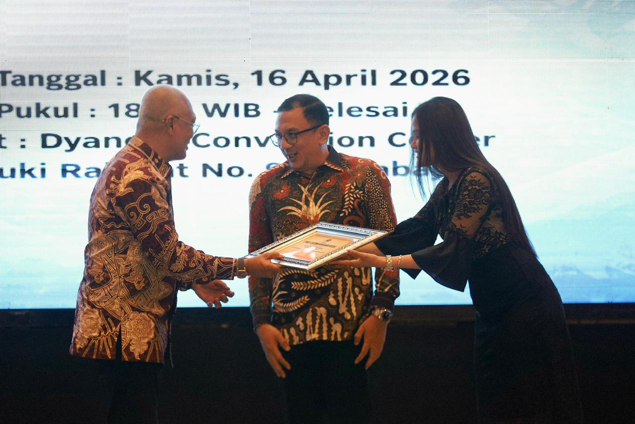 Sekretaris DPD PDIP Jatim Deni Wicaksono mewakili Said Abdullah menerima penghargaan dari PWI Jatim. (Foto: dok.PWI Jatim)