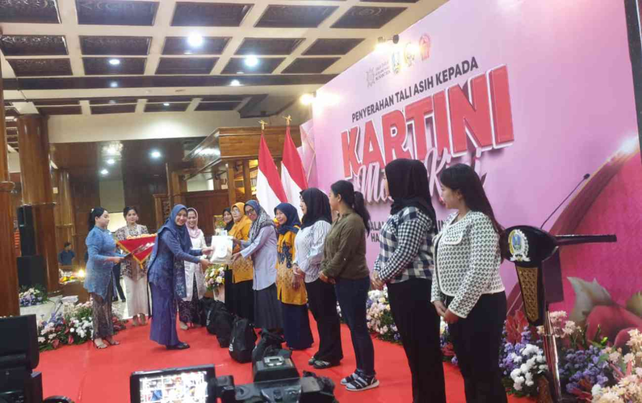 Wakil Ketua DPRD Jawa Timur, Sri Wahyuni menyerahkan tali asih kepada Kartini masa kini di gedung DPRD Jatim, Selasa, 21April 2026. (Foto: Baehaqi Almutoif/jatimkini.com)