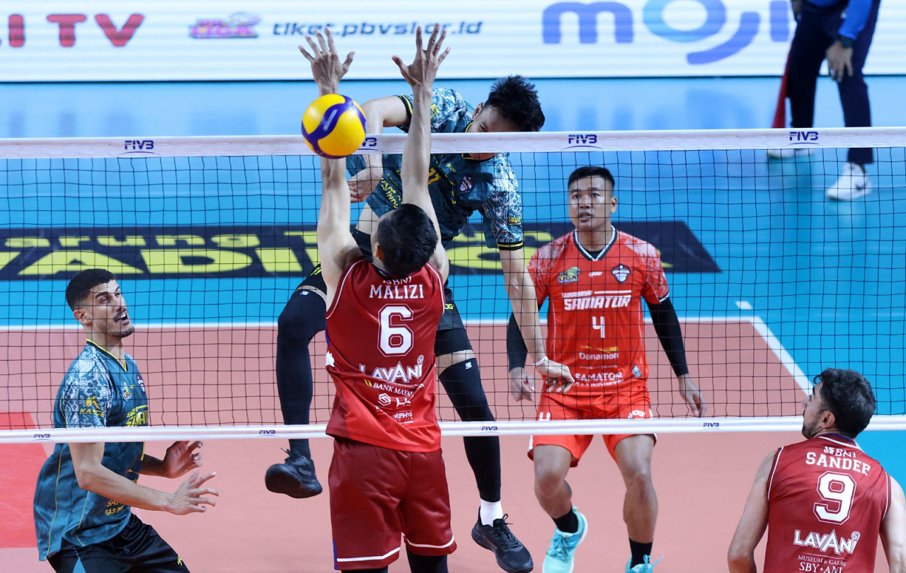 Middle Blocker LavAni M.Malizi mencoba menghadang smash pemain Samator, Tedy Oka Syahputra dalam lanjutan final four Proliga 2026 di Surabaya. Foto: Proliga.