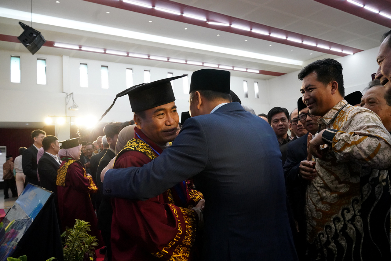 Rektor Umsura, Prof., Dr., Mundakir mendapat ucapan selamat dari Wali Kota Surabaya, Eri Cahyadi (tengah) usai pengukuhan guru besar Umsura. (foto: dok.Umsura).