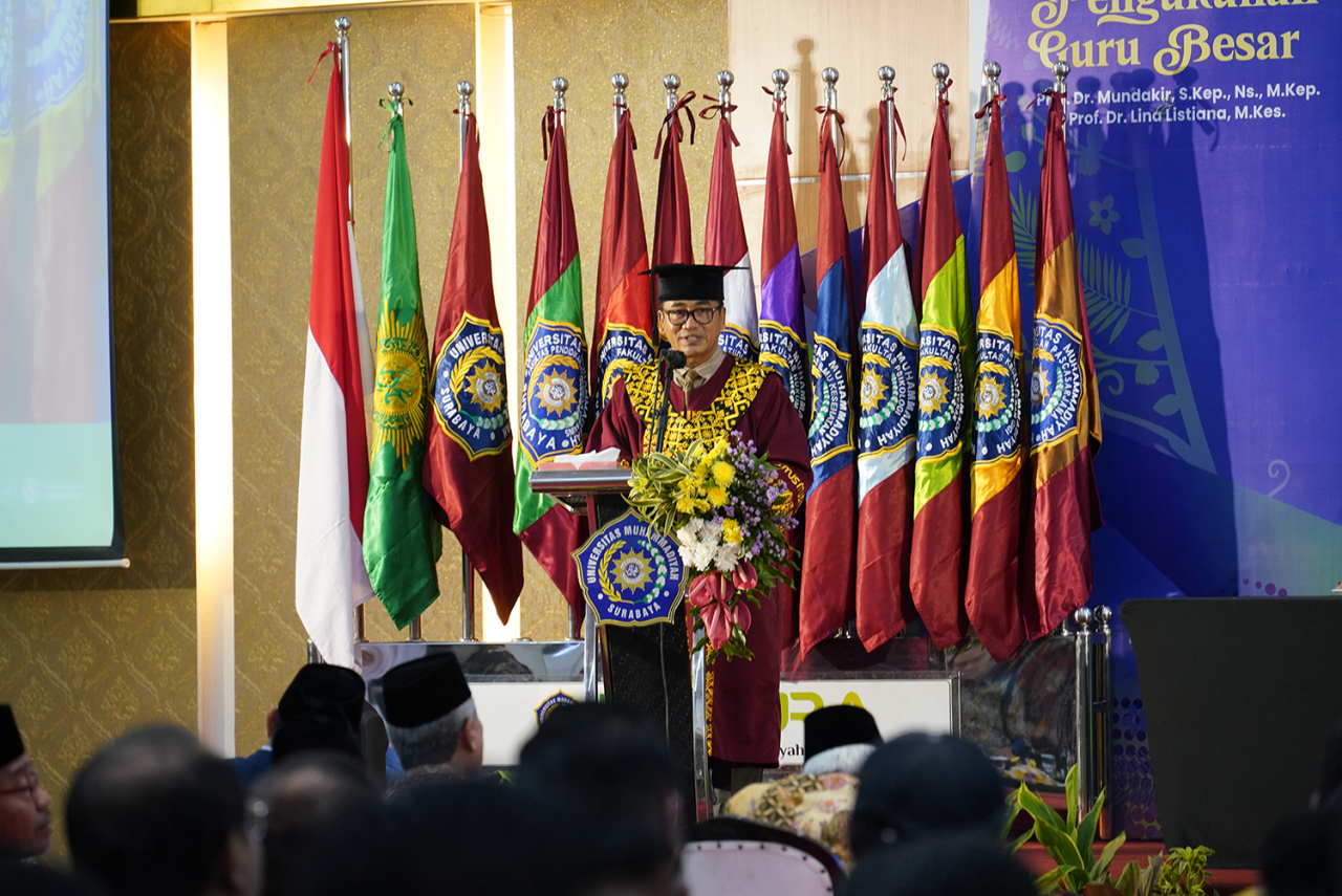 Prof., Dr., Mundakir menyampaikan orasi ilmiah di hadapan civitas akademika. (Foto: dok.Umsura)