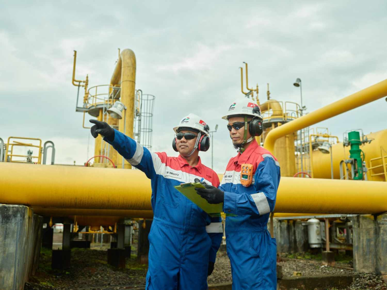 Ilustrasi, pekerja PGN sedang melakukan pemantauan pipa gas bumi. Foto : PGN