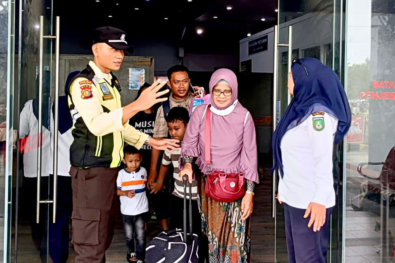 Personel PDS memberikan layanan kepada penumpang kapal laut selama angkutan lebaran 2026. (Foto: dok.PDS)