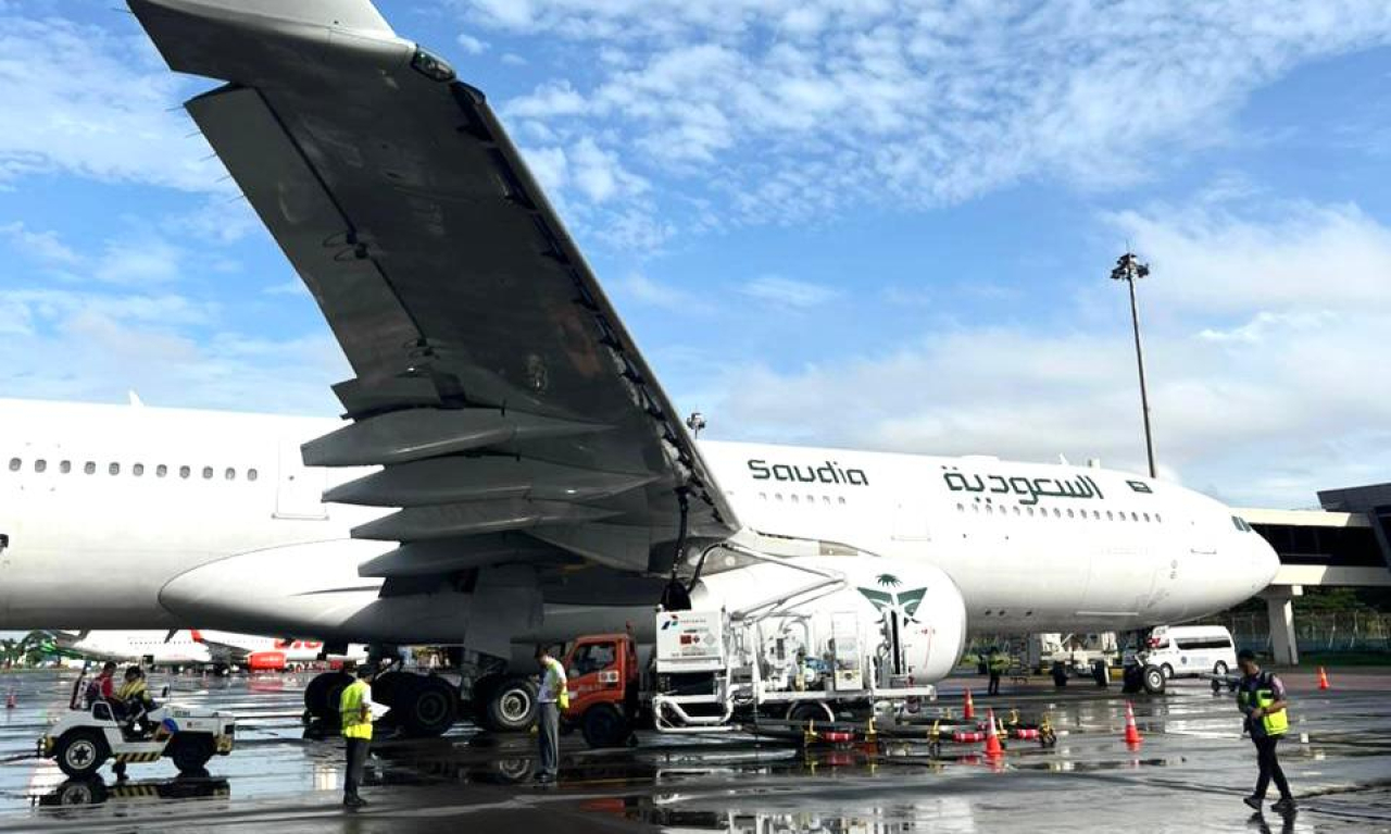 Proses pengisian avtur ke pesawat Saudia di Bandara Juanda. Foto : Pertamina