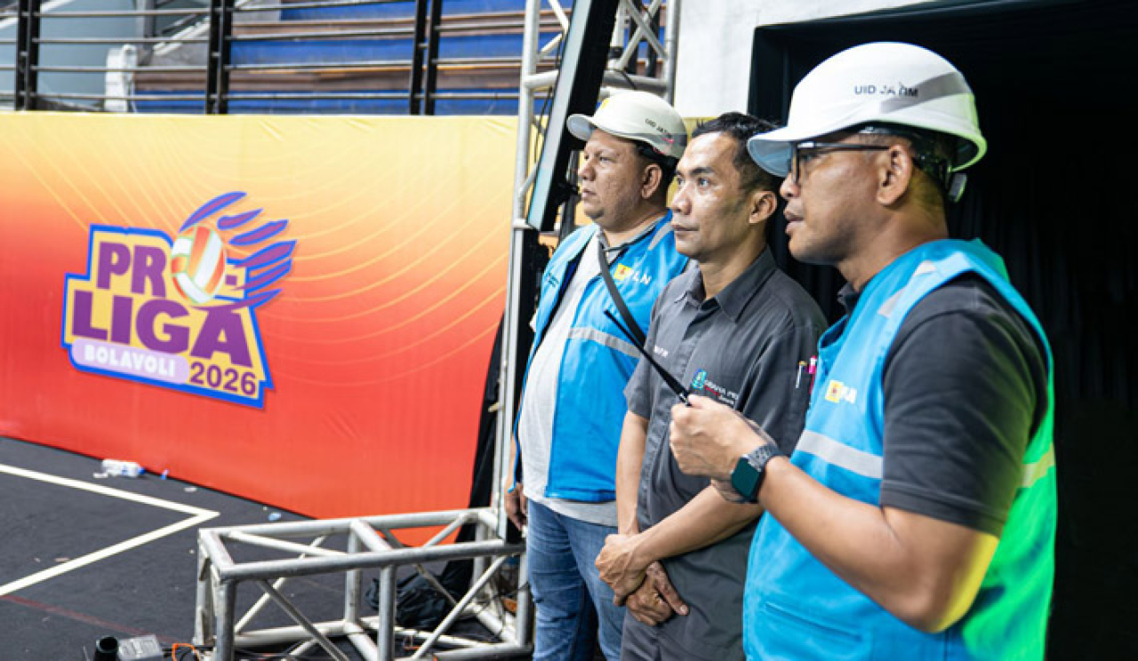 Petugas PLN UID Jawa Timur bersiaga di area Jawa Pos Arena, Surabaya, memastikan keandalan pasokan listrik selama pelaksanaan Final Four Proliga 2026.