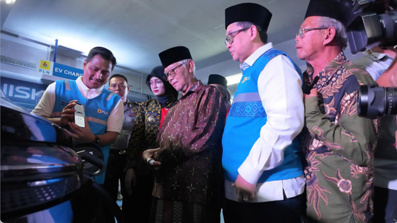 PT PLN (Persero) bersama Universitas Islam Kadiri (UNISKA) Kediri resmi mengoperasikan Stasiun Pengisian Kendaraan Listrik Umum (SPKLU) di lingkungan kampus.
