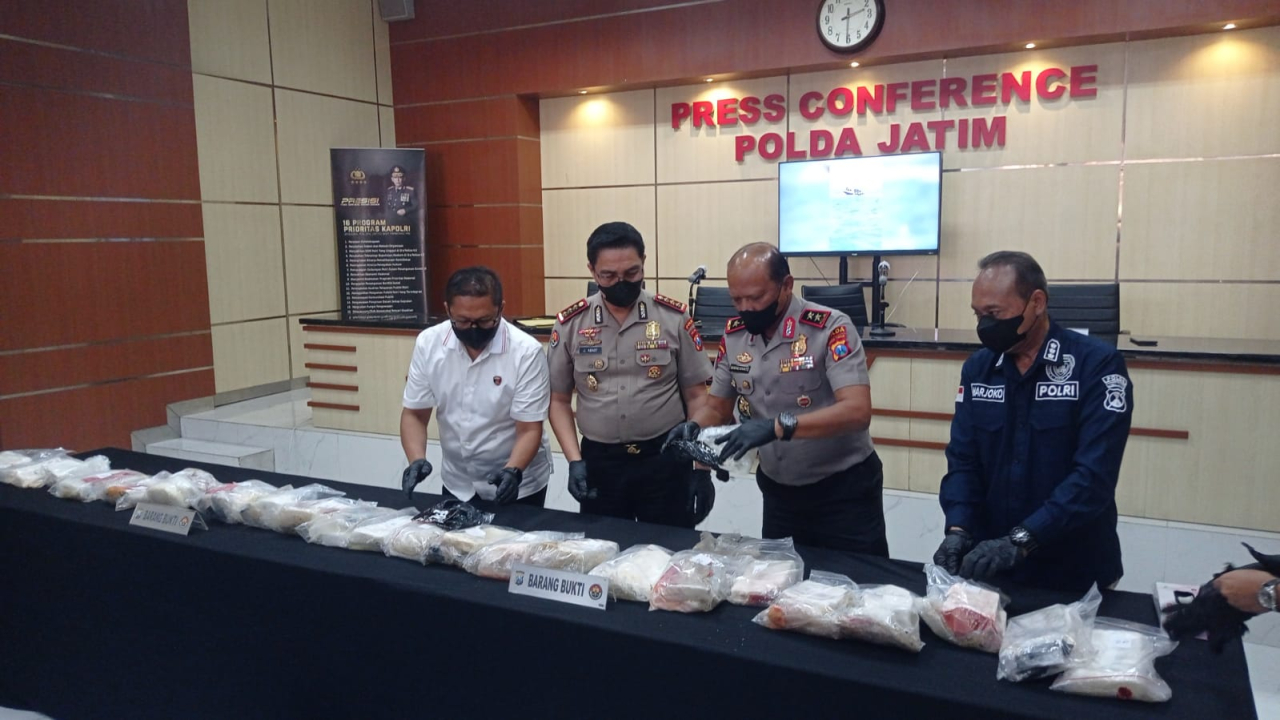 Polres Sumenep Polda Jatim menemukan satu tas tahan air yang berisi 23 bungkusan plastik besar narkotika jenis kokain ( Foto : Hamida Soetadji / Jatimkini.com )