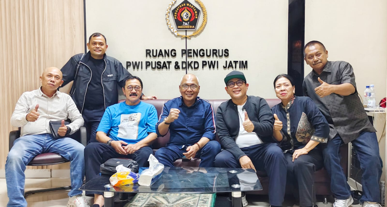 Foto kenangan Sekjen PWI Pusat Bang Zulmansyah Sekedang ( pakai topi )  saat foto berang dengan ketua PWI Pusat dan Ketua PWI Jatim dikantor PWI Jatim ( Foto : istimewa )