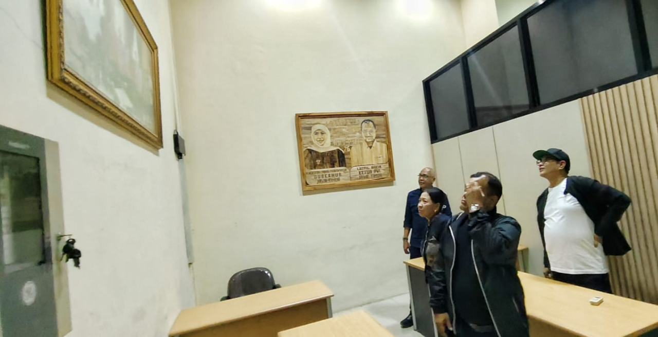 Sekjen PWI Pusat Bang Zulmansyah Sekedang (pakai topi) dan pengurus pusat lainnya melihat langsung kondisi ruangan khusus pengurus PWI Pusat yang berada dikantor PWI Jatim  ( Foto : istimewa ) 