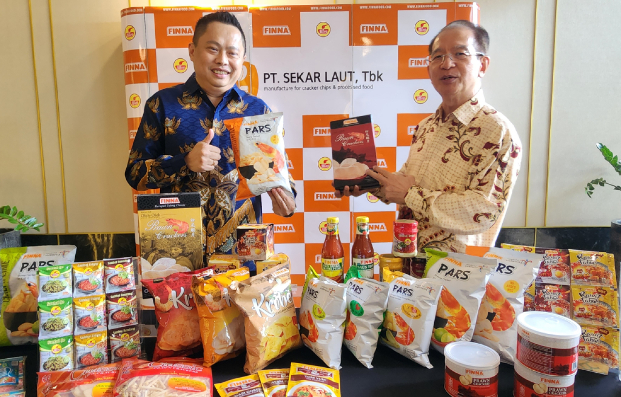 Direktur Sekar Laut John C. Gozal (kanan) dan Corporate Secretary Sekar Laut Jimmy Herlambang (kiri) memamerkan sejumlah produk olahan Sekar Laut di Surabaya. Foto : Peni Widarti